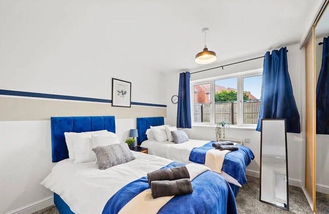 Beautiful Lincoln Abode - Sleeps 6 - Parking