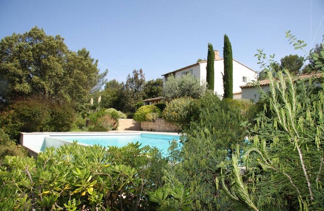 Pleasant vacation home with pool and Luberon view