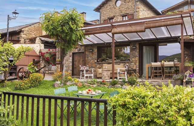 Beautiful private villa for 2 guests with TV and patio