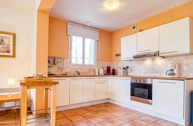Beautiful apartment for 6 people with WIFI, pool, TV, terrace and parking