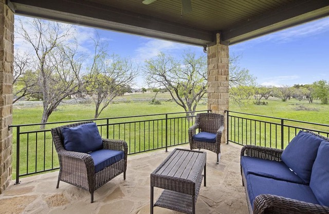 HSB West/ Newer Build/ Chic Decor