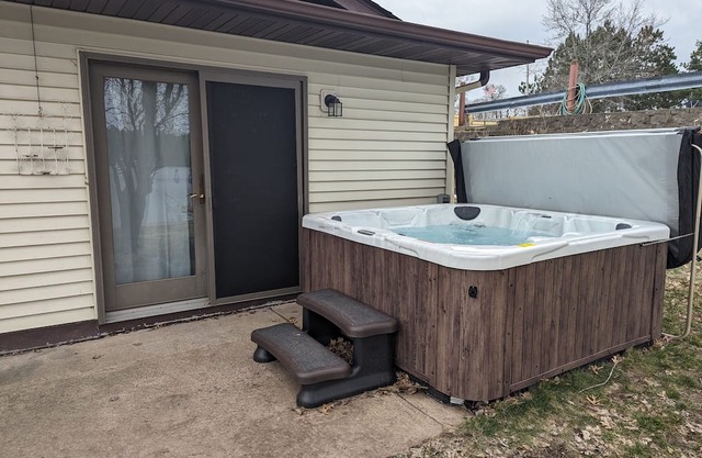 Waterfront Cabin in Siren on Clear Lake, Hot Tub, sandy shoreline & more.