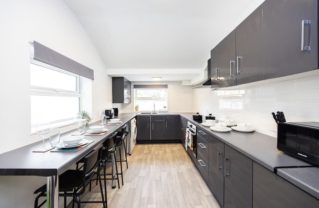 Luxury 4 beds, 3 baths, free parking, river view