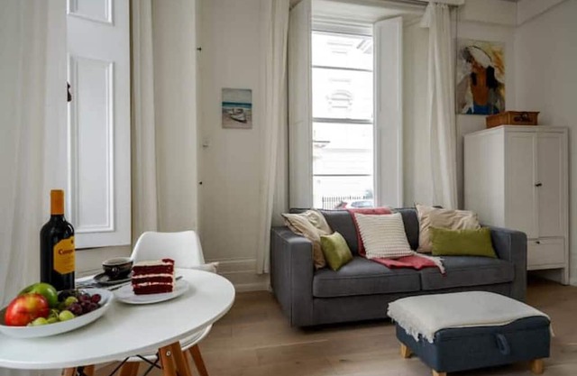 Tranquil City Retreat LOFT ~ Close to Victoria!
