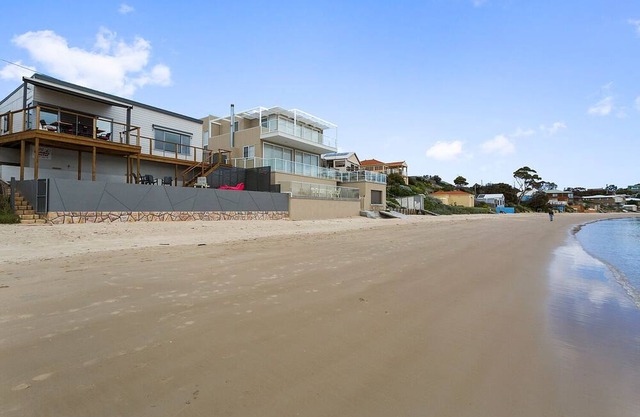 Beachfront! New ktichen, bathroom & laundry