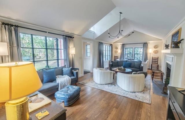Newly renovated! "Wingina Cottage" in Mirror Lake