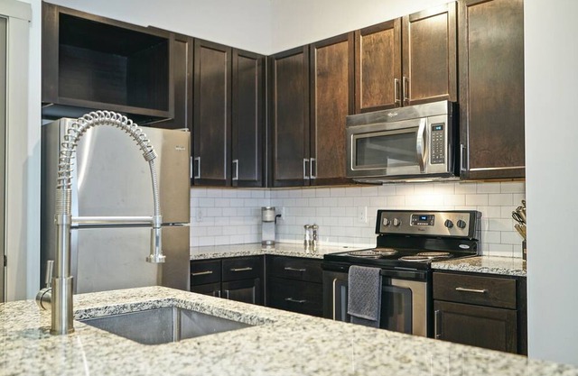 Modern Apartment in Prime Location (ID890)