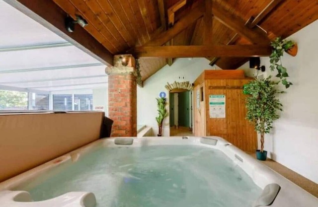 Idillic cottage w/pool + enclosed garden