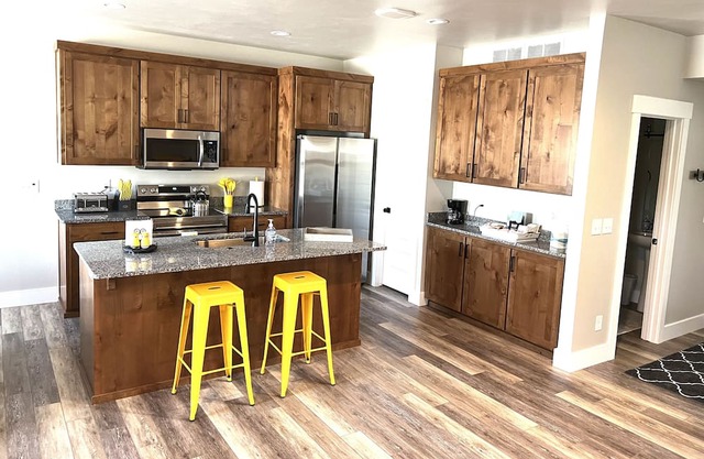 Amazing Ammon 3 Bedroom+ Loft Townhome: Close to shopping and restaurants