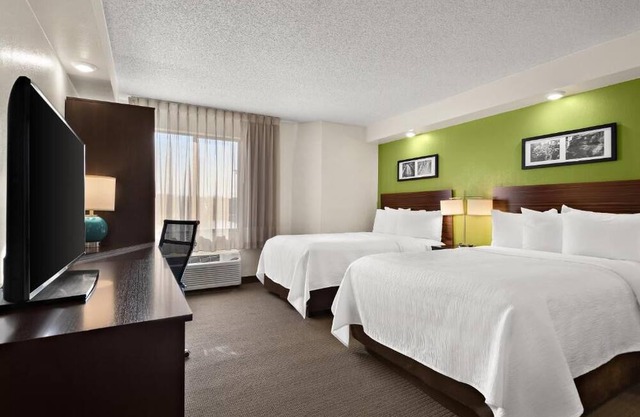Stay Near The Grove - Free Breakfast, Outdoor Pool & Free Parking in 4 Units