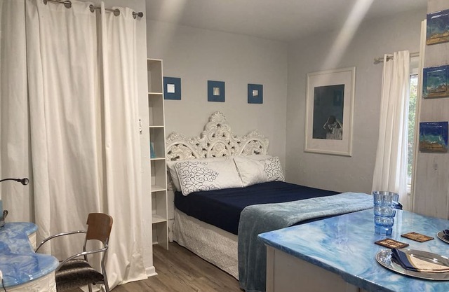Hidden gem in the heart of Brickell Estates. Separate guest suite.