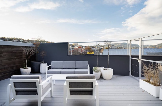 Central Double Story Apartment w Spa Pool!