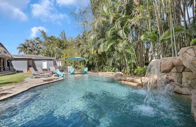 Tropical Bliss 4-Bed Oasis w/Heated Pool and BBQ