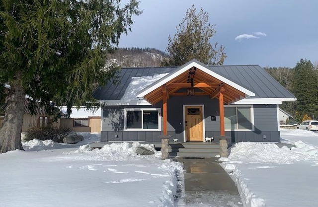 Cozy house in historic Skykomish minutes away from Skiing, Hiking, and the bar!!