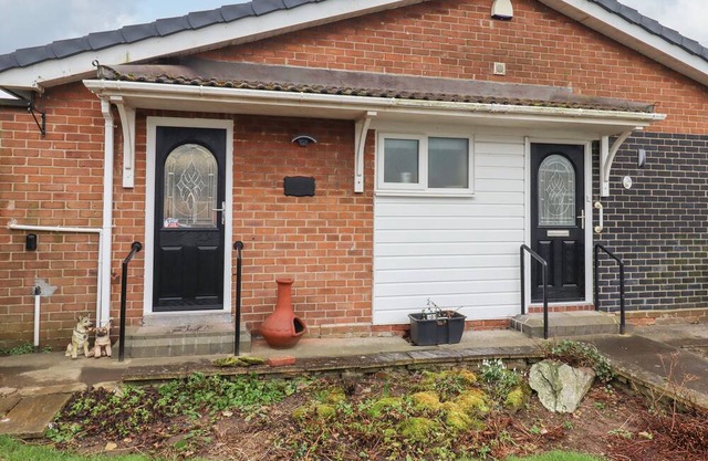 BASE CAMP, pet friendly, with a garden in South Shields