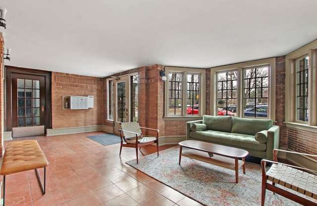Charming & Spacious 2BR Apartment in Chicago
