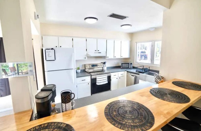 Spacious 3 Bedroom w/ Theatre