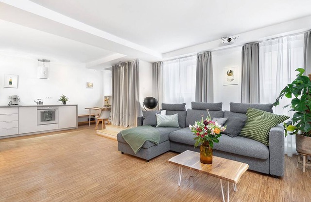 Modern Flat with Homecinema, Netflix, 2 Min. Tram