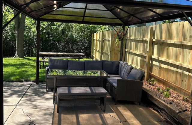 1-5 bedroom house near airport: Projection TV, 2 car garage 1st floor bathroom