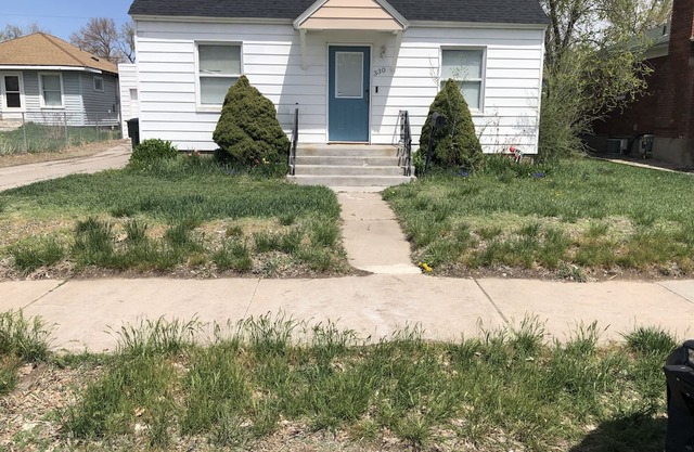 This is a charming little house with modern interior..close to ISU and Portneuf.