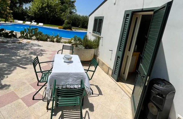 Holiday Home 'Dependance Paloma' with Shared Pool, Wi-Fi and Air Conditioning