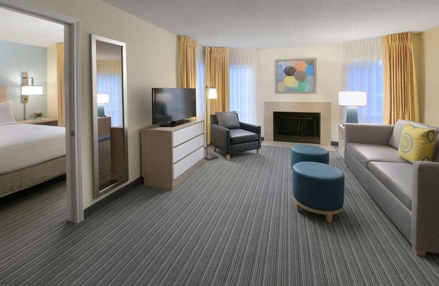 Perfect for Groups! Spacious Unit w/ Kitchen, Outdoor Pool, Free Bfast & Parking