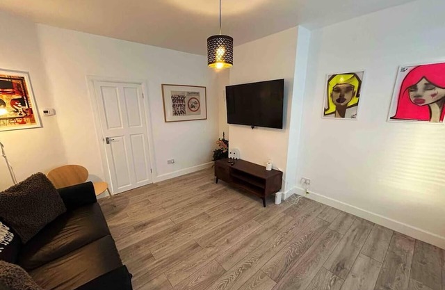 Cool 2 Bed House Hornchurch, Arcade Games, Parking