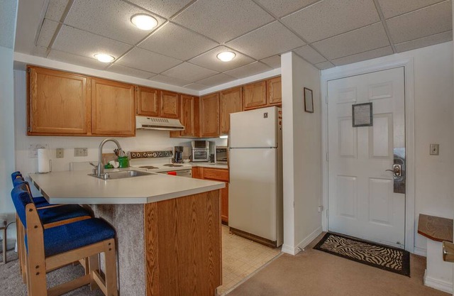 Pico Mountain Condo: Ski On/Off, Close to Killington. C307