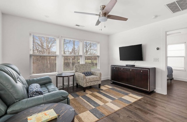 Wanderer's Retreat ~ Mins to Downtown & Broadway ~ Garage Parking ~ Private Entrance ~ Trendy Area