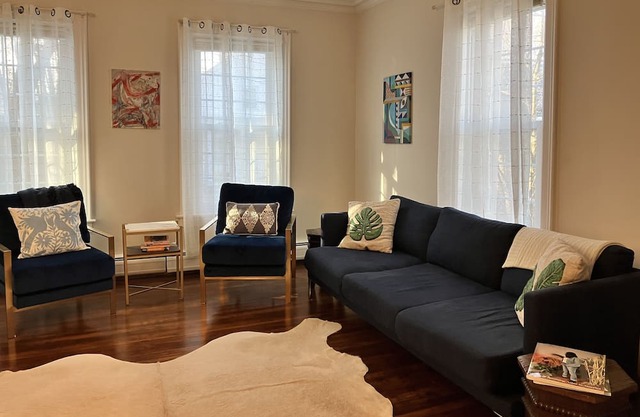 Lovely 2-bedroom home 0.5 miles from MASS MoCA. With library and workspaces!