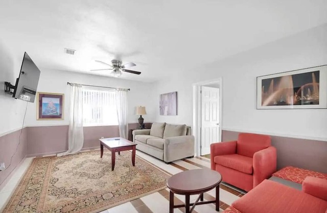 Bright & Roomy Lakeshore Area