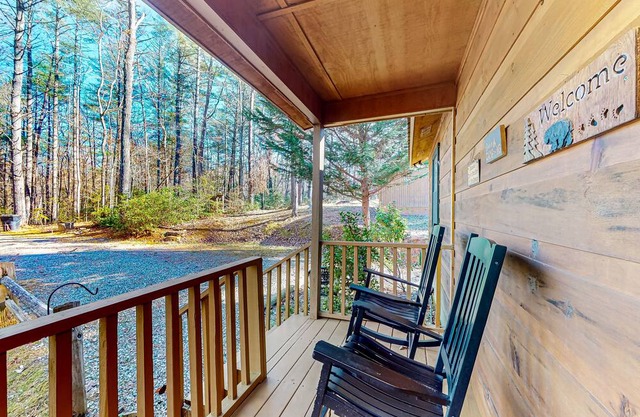 Dog-friendly cabin with hot tub, amazing views, firepit, deck, & fireplace