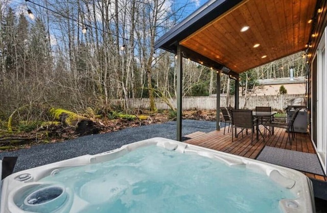 Rustic Rainier - Hot Tub, EV-2