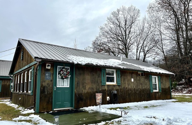 Black bear cottage located in desirable pinkhams cove in great pond!