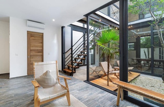 Cozy and Chic, Private Pool & 5 mins to beach
