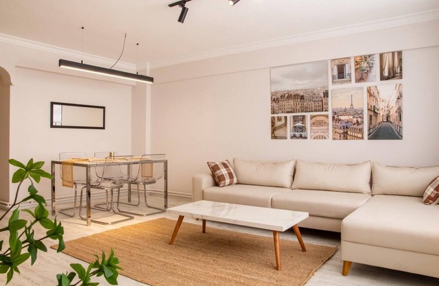 Gorgeous Flat with Balcony in Izmir Konak