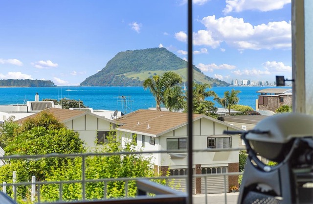Seaviews on Seaway - Tauranga Holiday Home