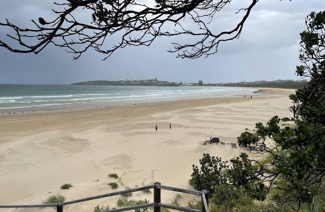 5 minutes walk to pristine beaches. Safety beach is a quiet residential locale.