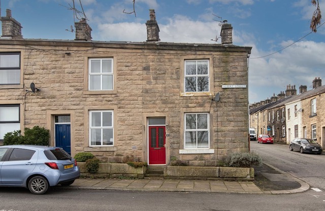 Lovely 2-Bedroom Conveniently Close to Bury & Manchester