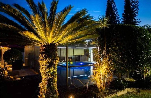 Upscale Tampa Bay Dream Home Pool / Putting Green