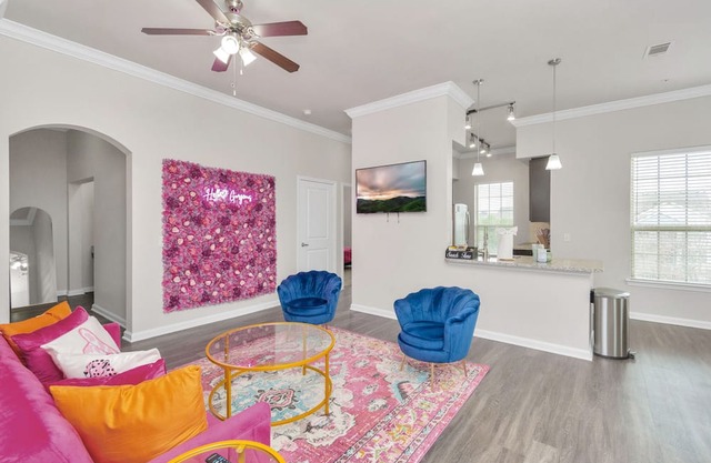 Glamorous Giddy-Up Getaway: Minutes to Downtown Houston. High quality amenities.