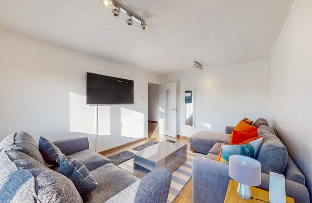 Modern 3 Bed Apartment sleeps 8 near Plaistow Tube Station