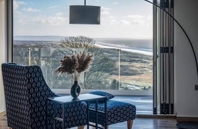 Sunrise - 5 Bedroom Luxurious Holiday Home - Pendine