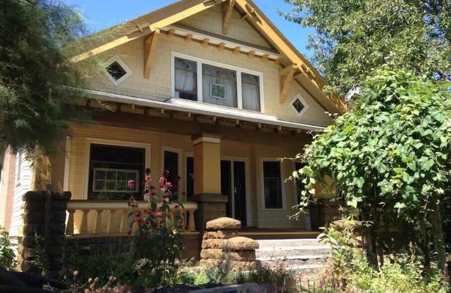 Cozy, comfortable 3-room "suite" in vibrant Alberta/Mississippi neighborhood.