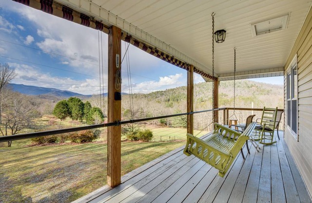 Pet-Friendly Otto Home - Fire Pit & Mountain Views