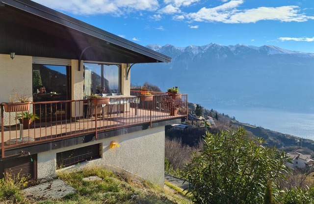 Holiday Home 'Casa Bellavista' with Lake View, Shared Pool and Wi-Fi