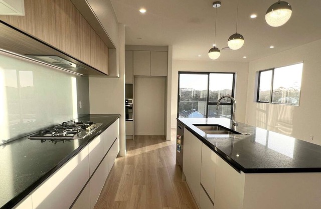 Beautiful 4 bedroom, 3 bathroom house 2.6km from the Orewa Beach