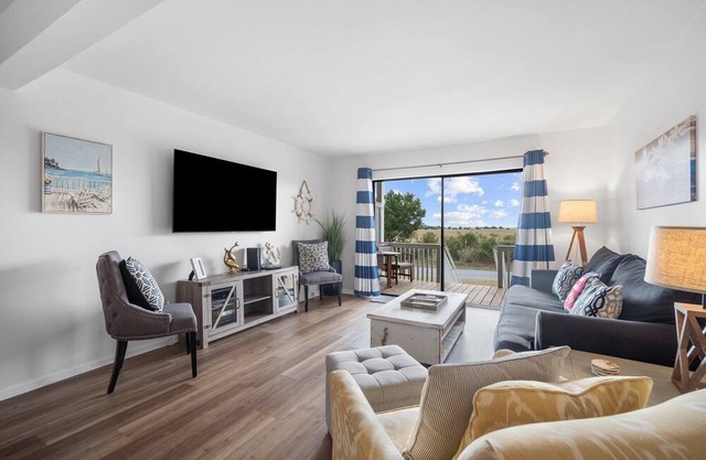 Bright Harbor Island Condo w/ Access to Pools!