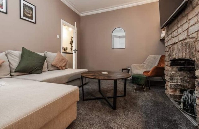 FREE Parking- Sleeps 8, Victorian terrace home