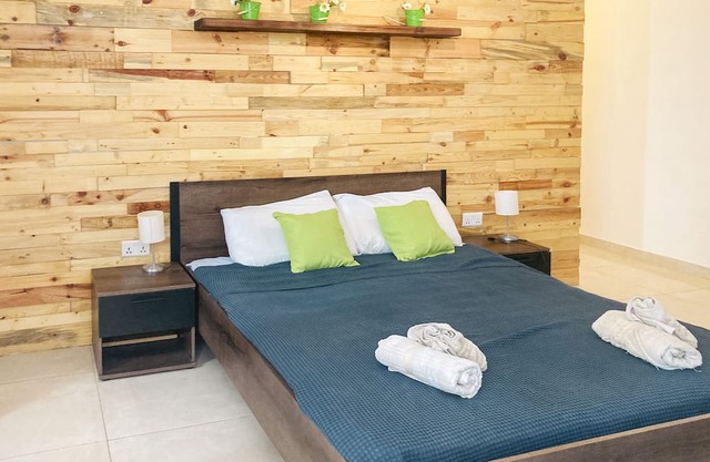 XL Central Home, Close to Valletta and Sliema, King Size Bed
